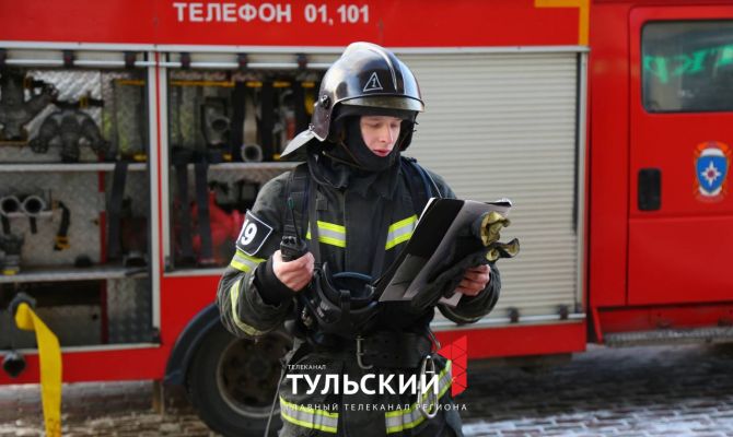 К зданию Театра драмы в Туле прибыли 5 пожарных машин