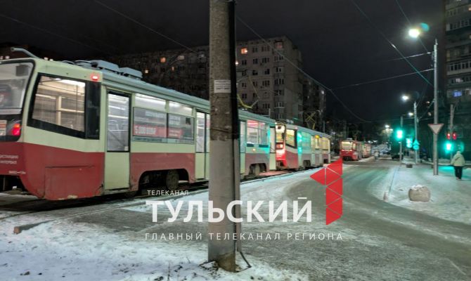 На улице Плеханова в Туле машина застряла на трамвайных путях