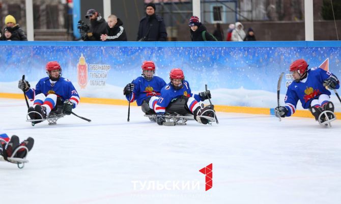 Юные следж-хоккеисты опробовали подарок Дмитрия Миляева на Губернском катке