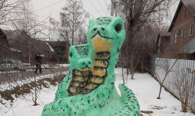 Туляк слепил символ 2025 года из снега