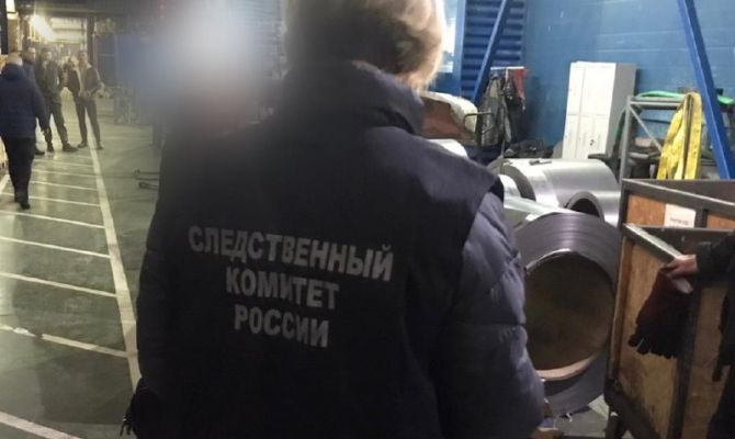 В Узловой сотрудник компании сломал ноги на работе