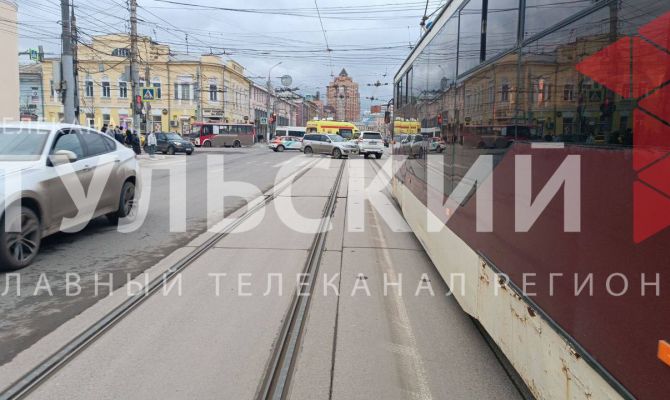 В центре Тулы водитель почувствовал себя плохо и устроил аварию