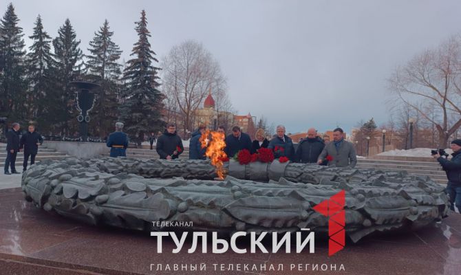 Дмитрий Миляев возложил цветы к Вечному огню в Челябинске