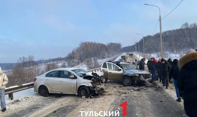 Авария на мосту перед Ясной Поляной заблокировала въезд в Тулу