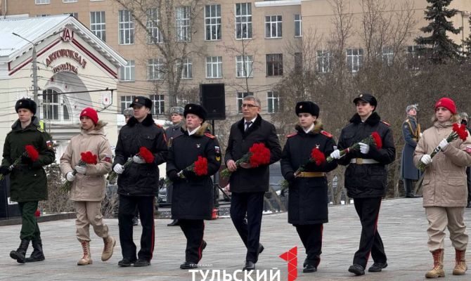 Дмитрий Миляев возложил цветы к Вечному огню на площади Победы