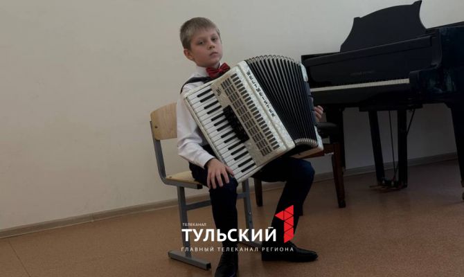 Юный виртуоз из Щекино раскрыл секрет быстрого перебирания клавиш на аккордеоне