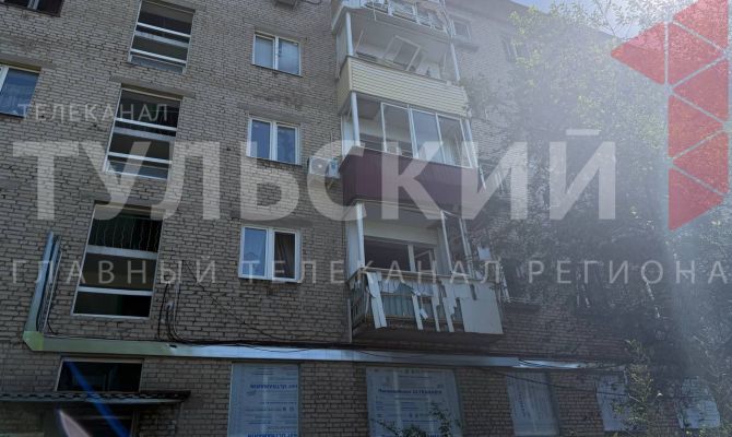 Повреждены дома и автомобили: кадры с места падения обломков БПЛА в Туле