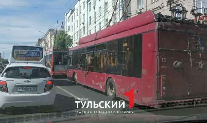 В Туле на проспекте Ленина из-за ДТП встала работа троллейбусов