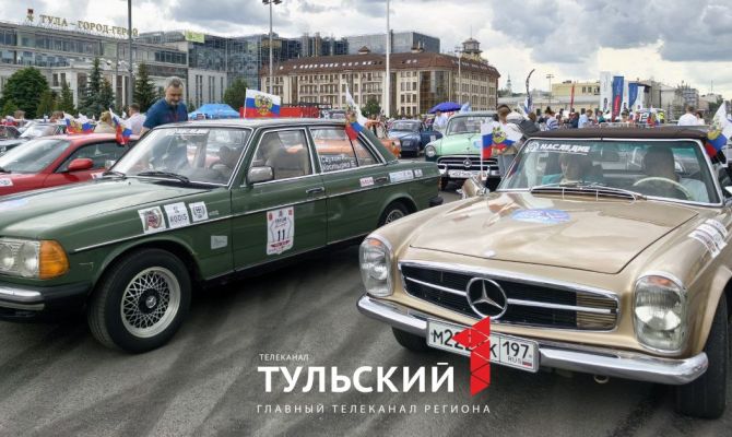 В историческом центре Тулы показали уникальные ретро-автомобили XX века