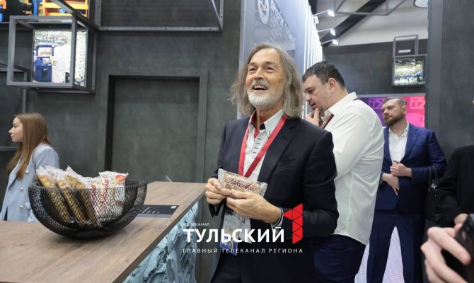 Никас Сафронов пригласил в гости девочку, нарисовавшую “Смешариков”  в Болохово