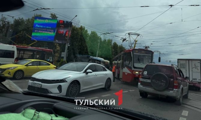 В Туле рядом с автовокзалом произошло ДТП с участием «Киа» и трамвая