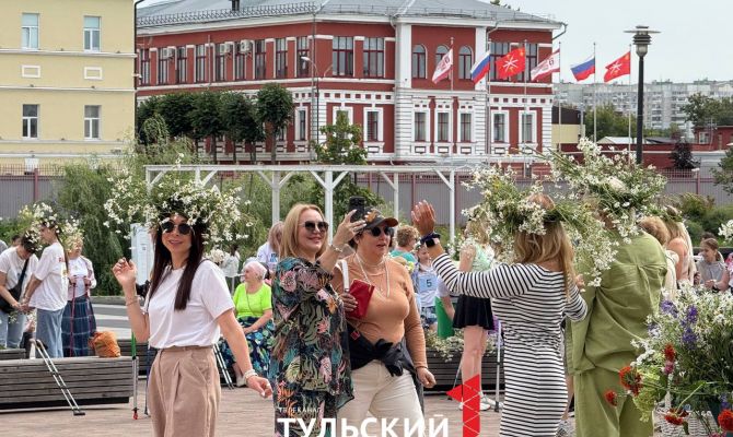 В Туле на Казанской набережной прошел фестиваль “Ромашковый хоровод”