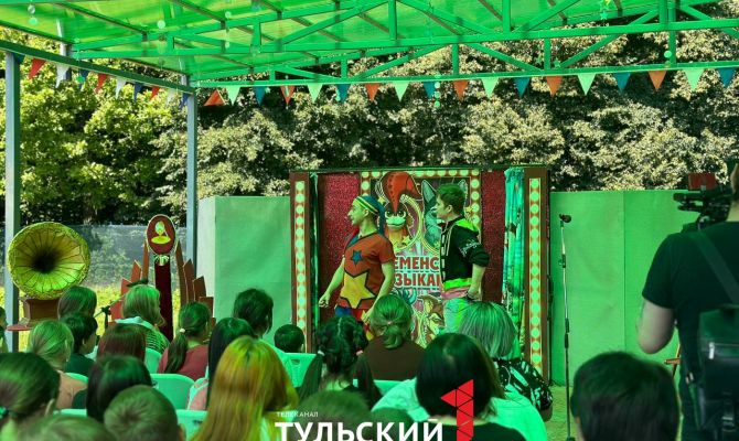К школьникам из ЛНР со спектаклем приехал Тульский ТЮЗ