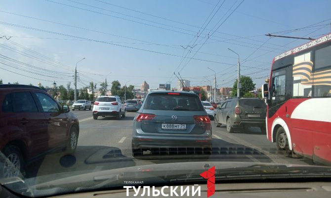 В Туле на Зареченском мосту образовалась пробка из-за ДТП