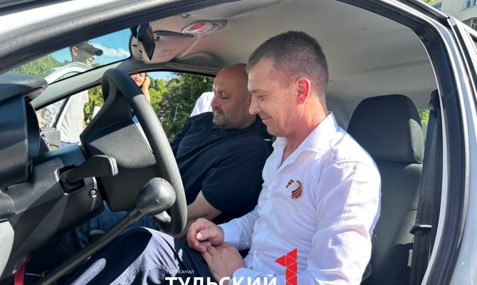 В Туле ветерану СВО вручили первый в его жизни автомобиль
