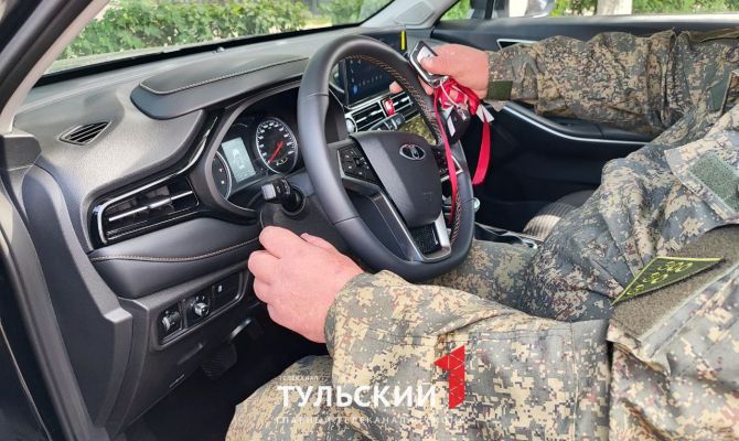 Двум тульским бойцам вручили новые автомобили