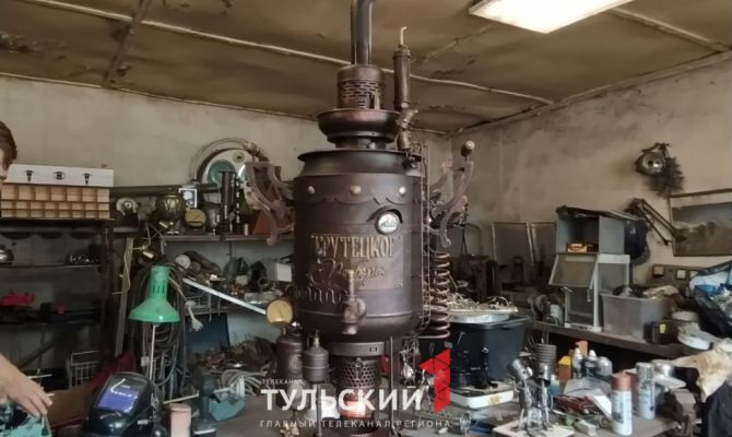 Тульский мастер собрал самогонный аппарат в виде самовара