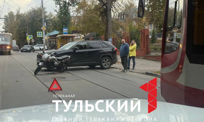 В Туле рядом с улицей Гоголевской мотоциклист попал в ДТП