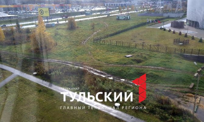 В Туле на улице Новомосковской водитель выезжает на дорогу через газон