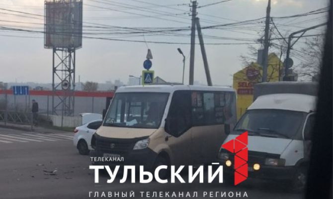 В Туле рядом с Зельгроссом столкнулись маршрутка и легковой автомобиль