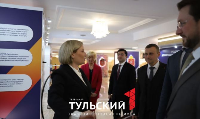 Ольга Любимова посетила стенд Тульской области в Совете Федерации
