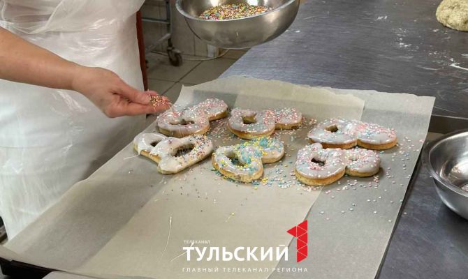 Пекари показали процесс приготовления булочки "Веневка"