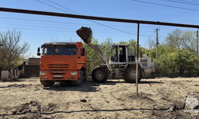 Тульские спасатели восстанавливают дороги после наводнения в Дагестане