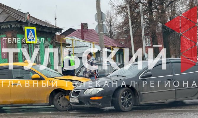 В Туле на улице Епифанской произошло ДТП с участием такси