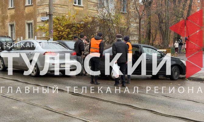 В Туле на трамвайных путях по улице Михеева столкнулись два авто