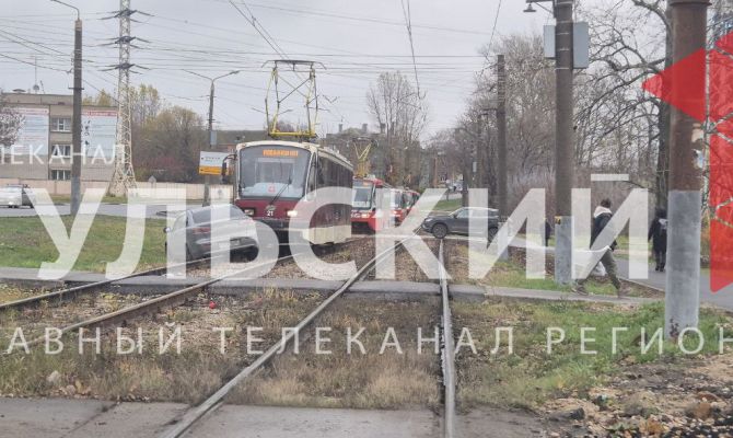 Трамвай снес легковушку на улице Хворостухина в Туле 