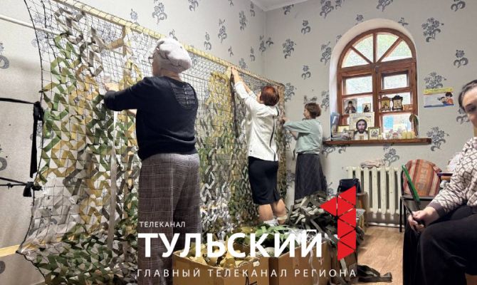 Прихожане из Новомосковска плетут маскировочные сети для бойцов СВО