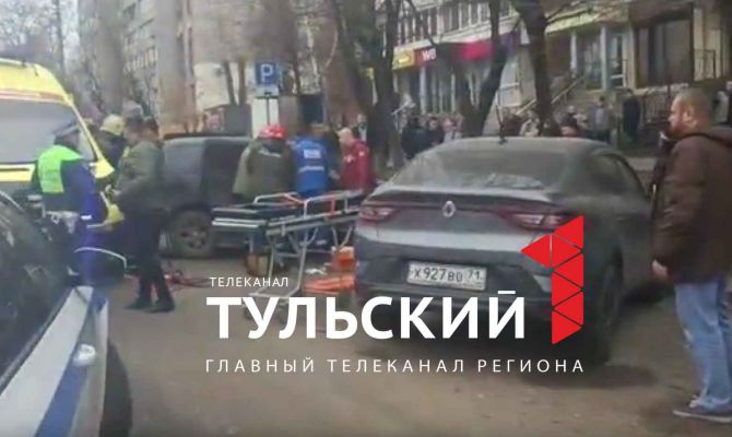 На улице Фрунзе в Туле произошло тройное ДТП с припаркованными машинами