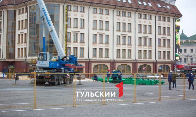 На площади Ленина в Туле начали устанавливать новую новогоднюю елку
