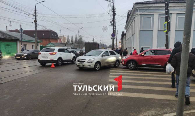 На Демидовской плотине в Туле столкнулись три иномарки