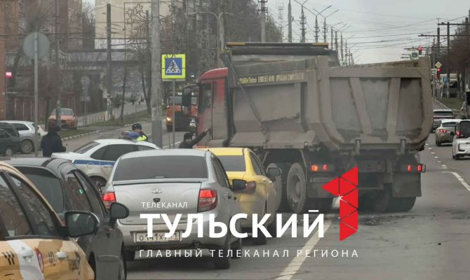 В Туле на улице Ложевой столкнулись два автомобиля