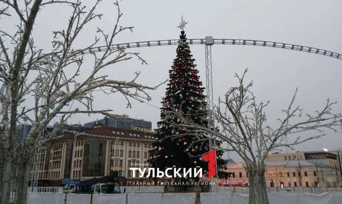 На площади Ленина в Туле завершилась установка новогодней елки