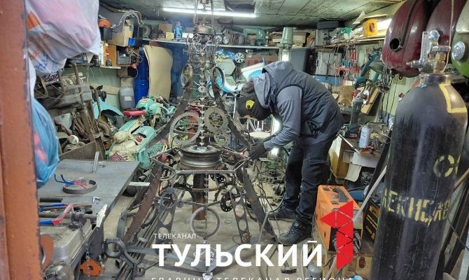 Туляк собрал двухметровую ёлку из металлолома у себя в гараже