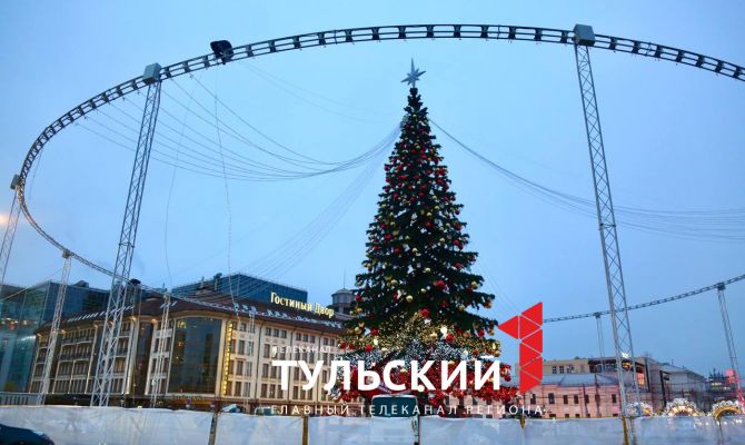 На площади Ленина в Туле зажгли новогоднюю иллюминацию