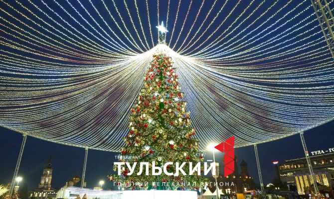 Илья Беспалов объяснил решение поставить новую елку на площади Ленина