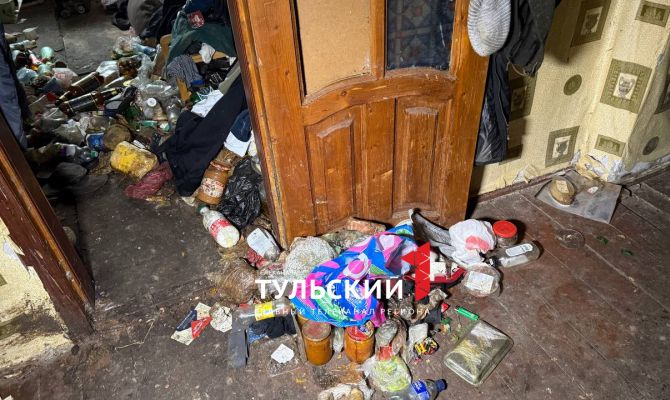 Супружеская пара из Щекина превратила сразу две квартиры в помойки