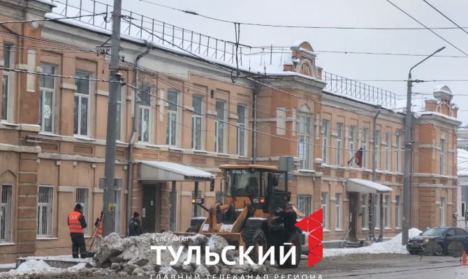 Коммунальные службы продолжают убирать улицы Тулы 