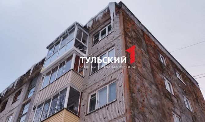 Метровые сосульки висят над входов в подъезд дома на улице Тимирязева в Туле