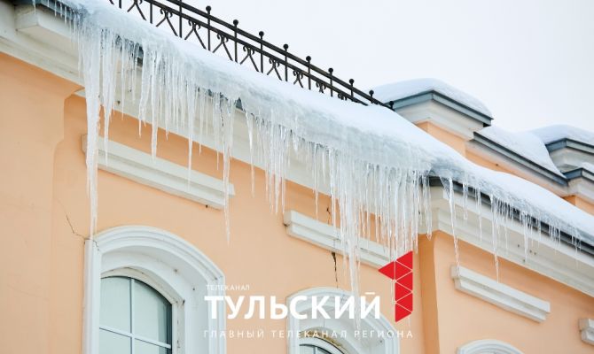 Упал снег с крыши и помял авто: тулякам рассказали, кто оплатит урон 