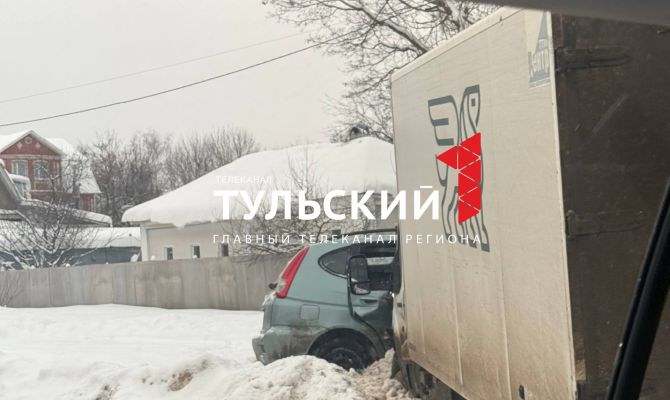На улице Воздухофлотской в Туле столкнулись легковой автомобиль и газель