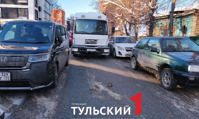 На улица Гоголевская в Туле остановилось движение из-за припаркованных машин
