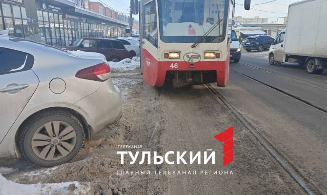 В Туле на улице Штыковой автомобиль перегородил дорогу трамваю