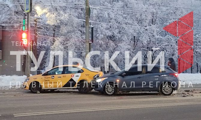 Легковушка столкнулась с такси на Зеленстрое в Туле