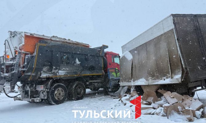 На М-2 под Ясногорском столкнулись два грузовика