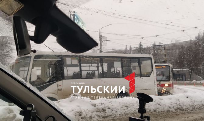 Автобус выехал на трамвайные пути в Туле