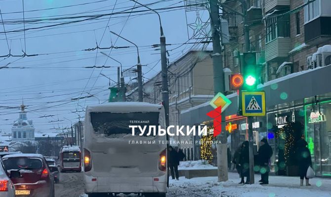 В центре Тулы встали два автобуса на аварийке